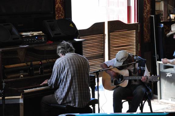 Delicioso show de música em bar-saloon em Dawson City, no Yukon Territory, noroeste do Canadá